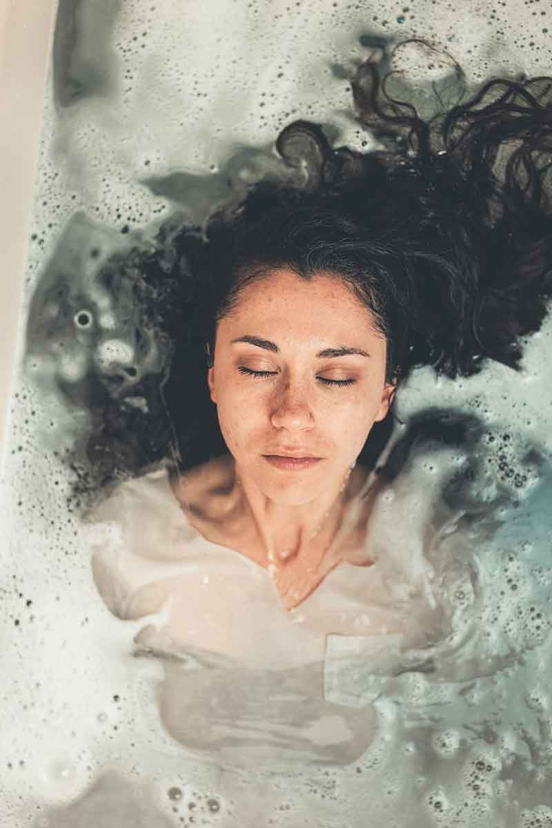 Frau in Badewanne