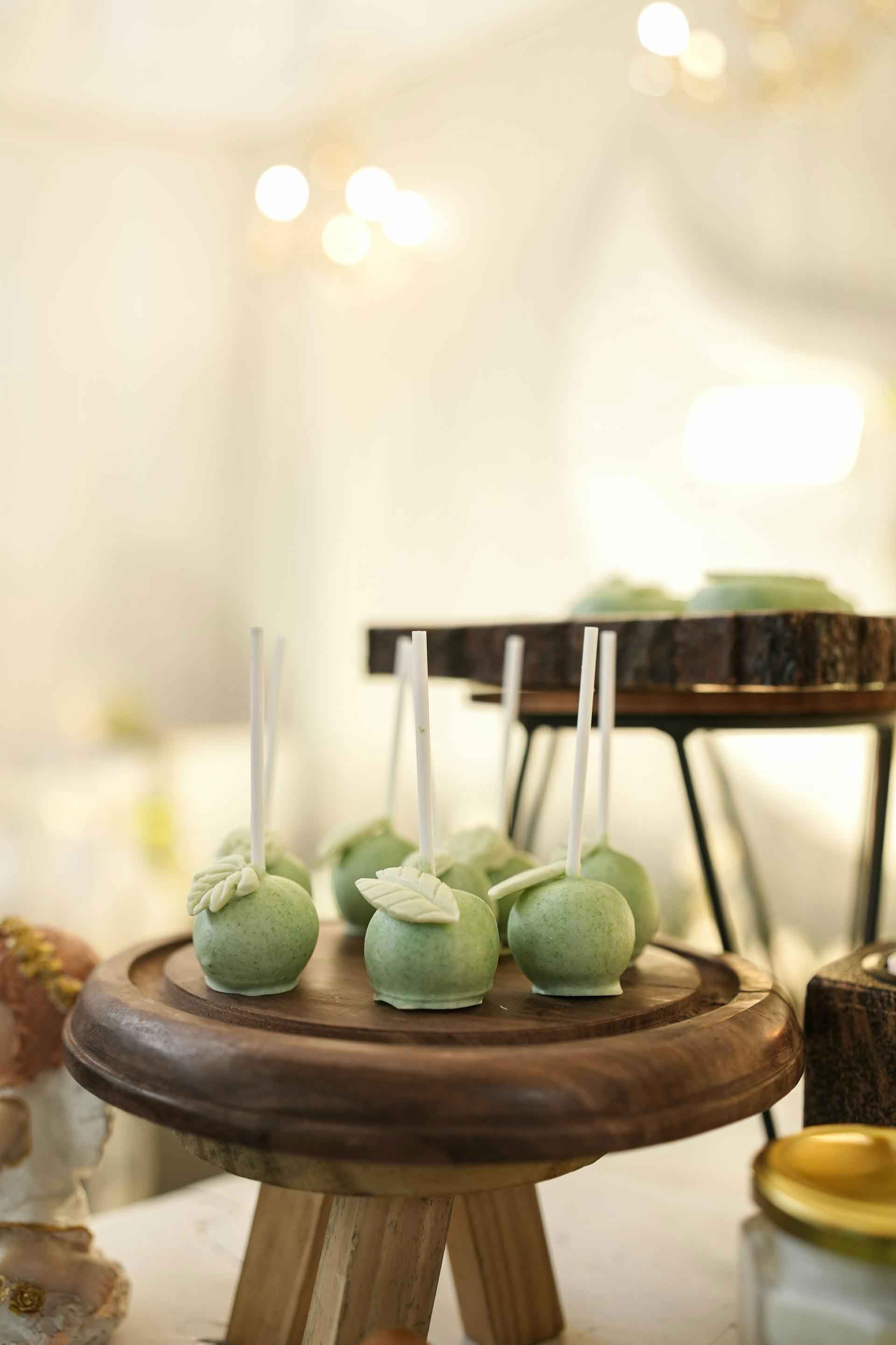 Grüne Cake Pops insziniert auf Brett