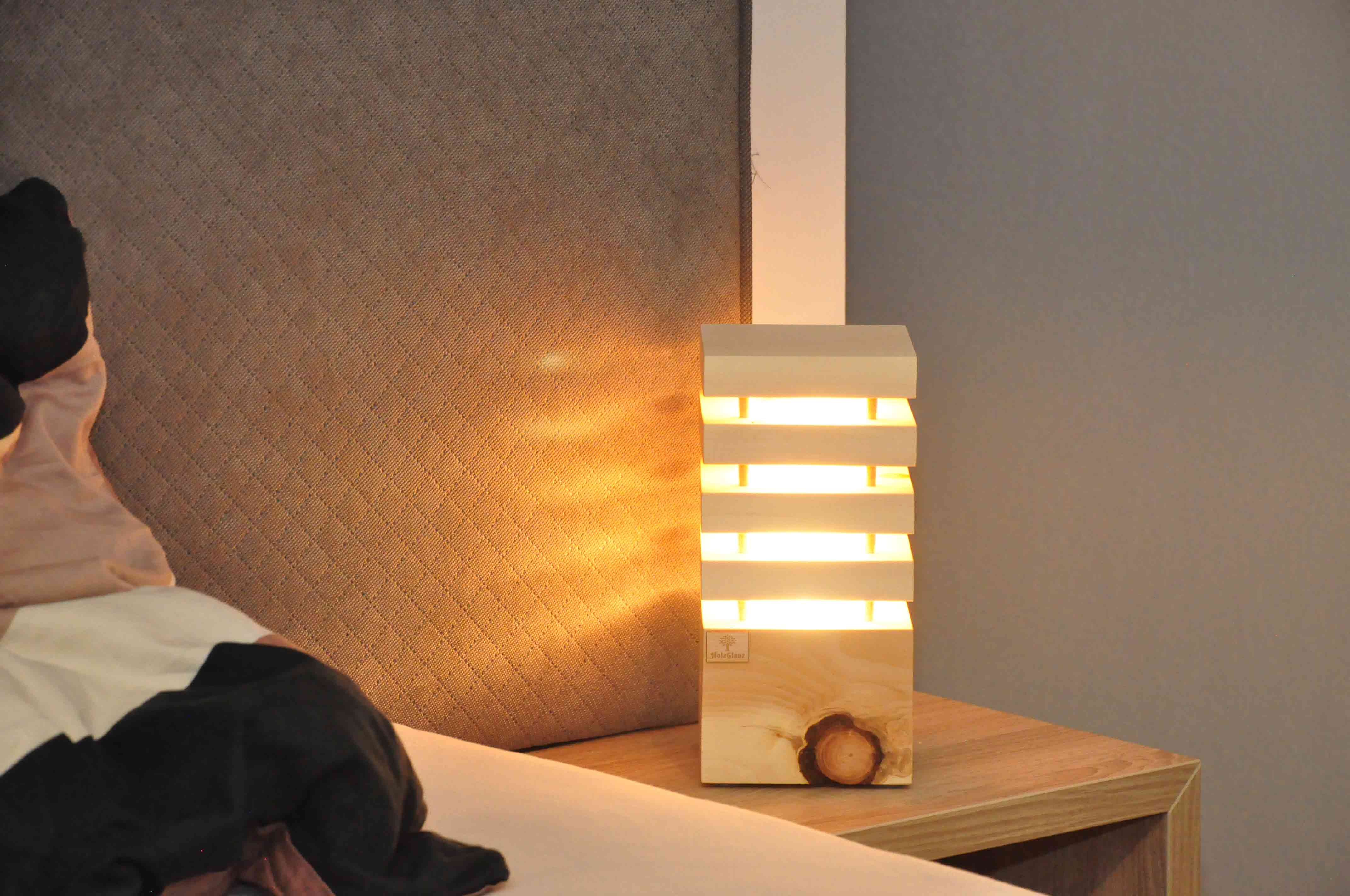 Holzglanz - Design LED-Zirbenlampe 12,5 x 12,5 x 26 cm